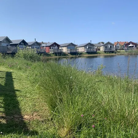 Lakeside Retreat At The Bay Filey, Sleeps 4, 2 Non-shedding Dogs Welcome For Free בית נופש פילי